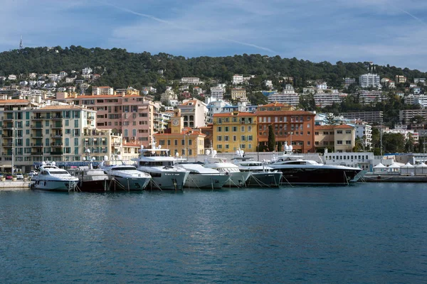 Nice, France, mars 2019. Mer azur, yachts, phare. Port et parking de yachts privés à Nice. Luxueuse vie confortable . — Photo