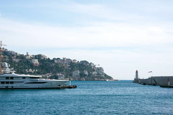 Nice, France, mars 2019. Mer azur, yachts, phare. Port et parking de yachts privés à Nice. Luxueuse vie confortable . — Photo