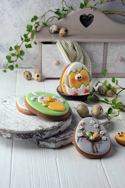 Sabrosas galletas de pan de jengibre de Pascua hermosa sobre una superficie de madera blanca. Navidad brillante Pascua. Preparación para una fiesta religiosa . — Foto de Stock