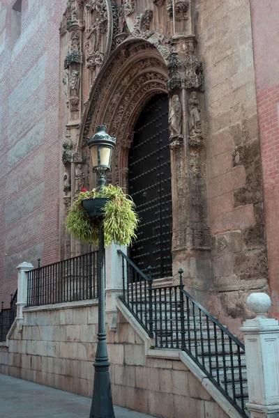Cattedrale di Malaga, Spagna. Vecchi muri in pietra monumenti, porte e scale. Lampada stradale forgiata nera sullo sfondo della storica cattedrale . — Foto Stock