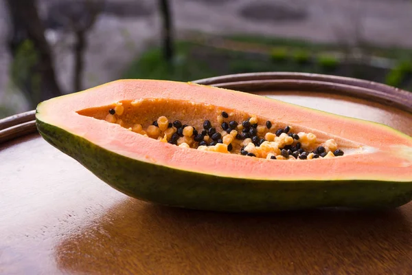 파파야(카리카 파파야)는 이국적고 맛있고 달콤한 과일입니다. 멜론 (빵) 나무의 열매. 파파야 씨앗은 먹을 수 있으며 치료법이 될 수 있습니다. 클로즈업. — 스톡 사진