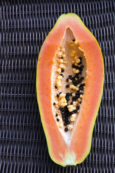 Η παπάγια (carica παπάγια) είναι ένα εξωτικό, νόστιμο, γλυκό φρούτο. Καρπός του πεπόνι (ψωμί) δέντρο. Οι σπόροι των παπάγια τρώγονται και μπορεί να είναι θεραπεία. Γκρο πλαν. — Φωτογραφία Αρχείου