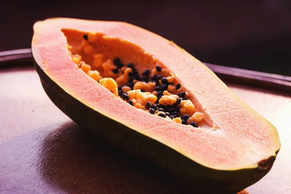 파파야(카리카 파파야)는 이국적고 맛있고 달콤한 과일입니다. 멜론 (빵) 나무의 열매. 파파야 씨앗은 먹을 수 있으며 치료법이 될 수 있습니다. 클로즈업. — 스톡 사진