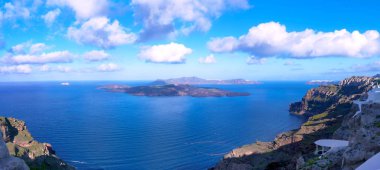 Denizin, kalderanın ve adanın güzel manzarası. Yunanistan'ın Santorini adasında sabahın erken saatlerinde. Panorama.
