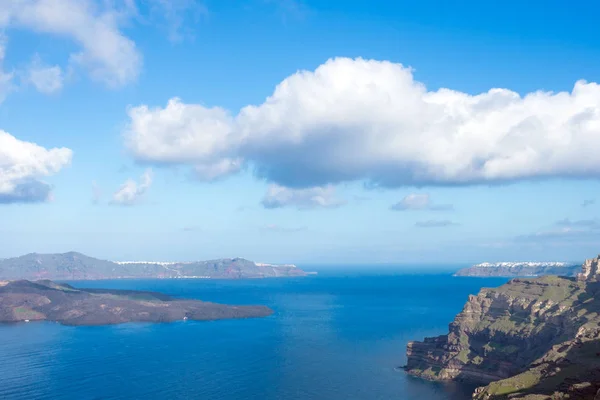 Bella vista sul mare, la caldera e l'isola. Mattinata presto sull'isola di Santorini, Grecia. Panorama . — Foto Stock