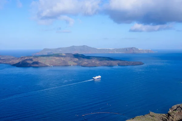 Santorini, Grecja, 2019 kwietnia. Duży pasażerski statek wycieczkowy u wybrzeży greckiej wyspy Santorini. Słoneczny ciepły poranek. Wycieczka wycieczkowy. — Zdjęcie stockowe