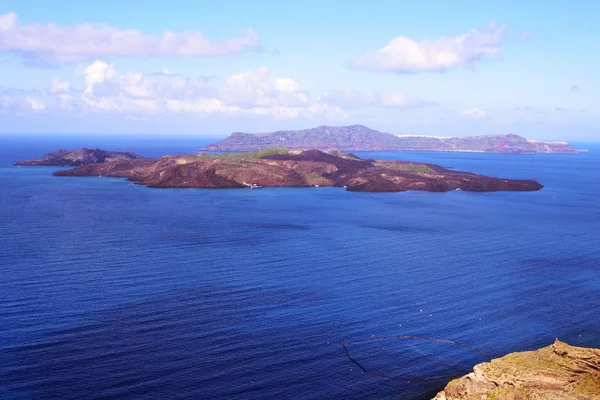 Piękny widok na morze, kalderę i wyspę. Wczesnym rankiem na wyspie Santorini, Grecja. Panorama. — Zdjęcie stockowe