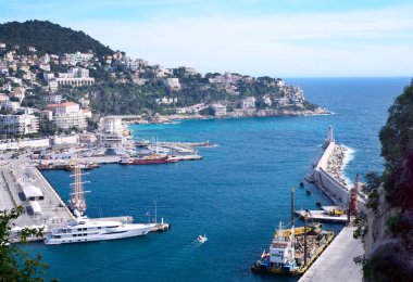 Nice, Fransa, Mart 2019. Fransa'nın Nice şehrinin limanı. Sahile yakın özel yatlar ve tekneler park edilebistir. Güzel dağlar, liman, deniz feneri ve turkuaz deniz - yeniden harika bir yer