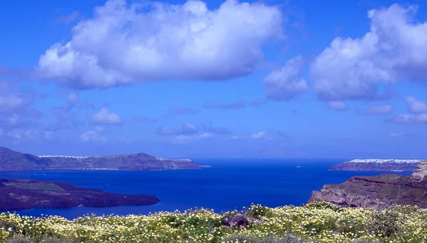 Estate mattina di sole sull'isola di Santorini, Grecia. Mare blu, cielo blu con nuvole sullo sfondo dell'isola. Euro viaggio . — Foto Stock