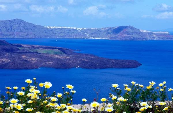 Estate mattina di sole sull'isola di Santorini, Grecia. Mare blu, cielo blu con nuvole sullo sfondo dell'isola. Euro viaggio . — Foto Stock