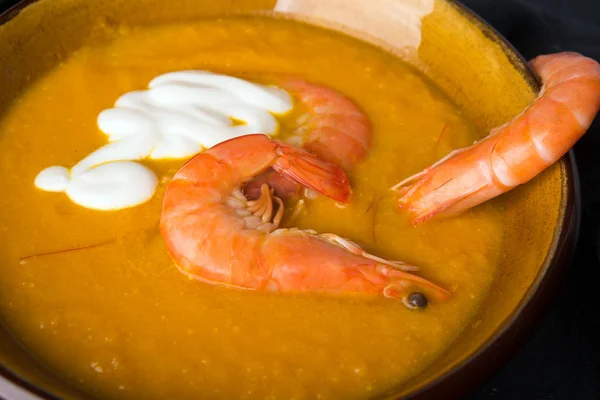 Delicious flavored pumpkin soup with shrimps. Close-up. The aroma of autumn. — Stock Image Delicious flavored pumpkin soup with shrimps. Close-up. The aroma of autumn. Stock Image
