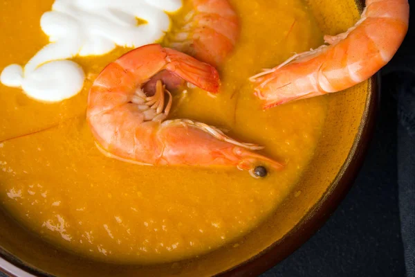 Delicious flavored pumpkin soup with shrimps. Close-up. The aroma of autumn. — Stock Image Delicious flavored pumpkin soup with shrimps. Close-up. The aroma of autumn. Royalty Free Stock Images