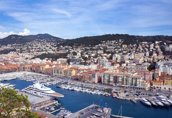 Ницца, Франция, март 2019 года. Порт французского города Ниццы. Частные яхты и лодки припаркованы рядом с побережьем. Горы, порт, маяк и бирюзовое море - отличное место для восстановления
