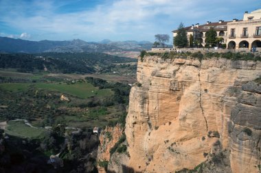Ronda, İspanya, Şubat 2019. Endülüs'te Malaga İspanya ilinde bir dağın tepesinde güzel bir şehir. Vadinin manzarası. Turistler manzaraya hayran.