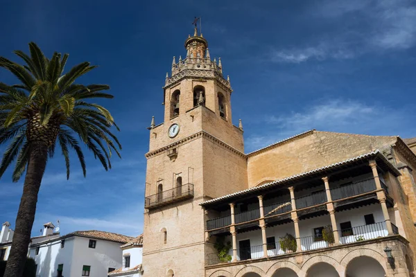 La chiesa di Santa Maria è la chiesa principale della città spagnola di Ronda e il museo. Vecchi muri di pietra. Calda giornata di sole . — Foto Stock