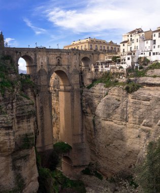 Ronda, İspanya, Şubat 2019. Ünlü Puente Nuevo, Guadalev?n Nehri üzerinde El Tajo geçidi üzerinde yeni bir köprüdür. Kartvizit Rhonda. Endülüs.
