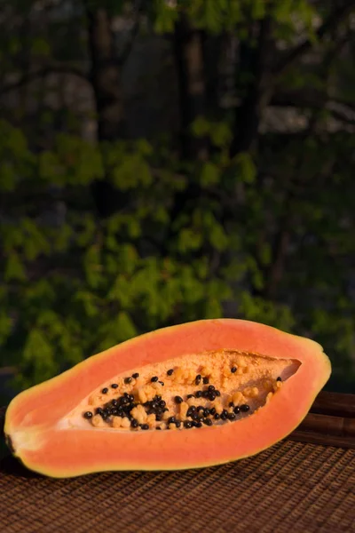 Η παπάγια (carica παπάγια) είναι ένα εξωτικό, νόστιμο, γλυκό φρούτο. Καρπός του πεπόνι (ψωμί) δέντρο. Οι σπόροι των παπάγια τρώγονται και μπορεί να είναι θεραπεία. Γκρο πλαν. — Φωτογραφία Αρχείου