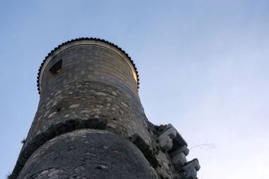 Mont Alban'daki Fort. Mavi gökyüzüne karşı ünlü kale kulesi, güzel, Fransa. Nice'in korsanlardan ve Türk filosundan korunmasını güçlendirmek.