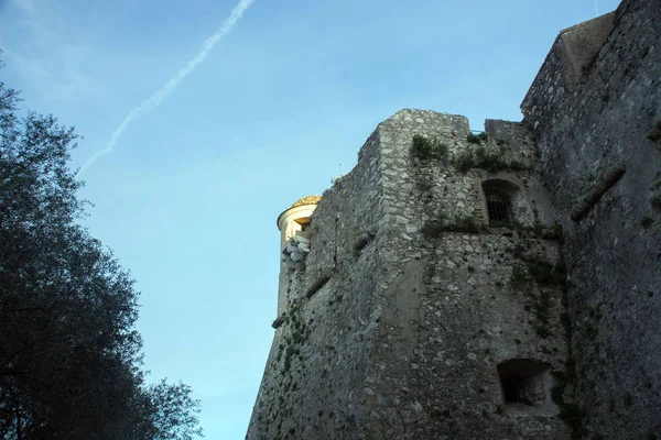 Fort du Mont Alban. Torre de la famosa fortaleza contra el cielo azul, agradable, Francia. Reforzar la protección de Niza contra los piratas y la flota turca . — Foto de Stock