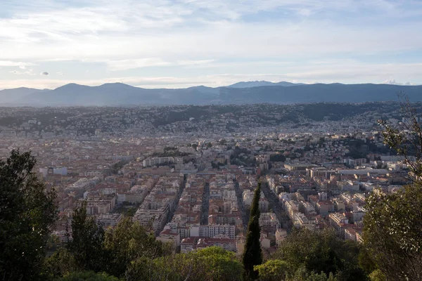 Beautiful view of the French city of Nice, the bay and the islands. Observation deck from the Fort du Mont Alban fortress, between the city and the bay of Villefranche. Warm evening, sunset. — Stock Photo, Image