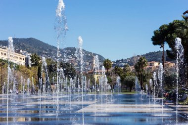 Nice, Fransa, Mart 2019. Sıcak güneşli bir günde set du Pillon üzerinde Çeşme. Şehrin sudaki yansıması. Cote d'Azur'da yürü. Güzel bulanık su akışları.