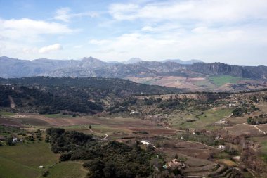 Endülüs'te Malaga İspanya ilinde bir dağın tepesinde güzel bir şehir. Vadinin manzarası. Turistler manzaraya hayran.
