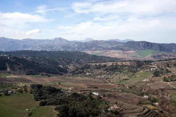 Endülüs'te Malaga İspanya ilinde bir dağın tepesinde güzel bir şehir. Vadinin manzarası. Turistler manzaraya hayran.