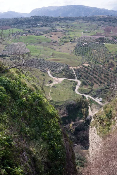 Endülüs Malaga İspanya eyaletinde Ronda Şehri. Dağların, gözlem güvertesinin ve vadinin güzel manzarası. Gorge