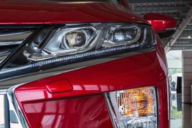 Ukrayna, Cherkasy, Mayıs 2019. Modern kırmızı bir arabanın farı. Close. Otomotiv aydınlatma sisteminin detayı.