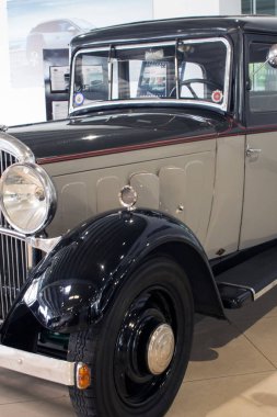 Ukrayna, Cherkasy, Mayıs 2019. Eski koleksiyon kompakt dört silindirli sedan - Peugeot 301, 1933. Modern otomobil fuarında retro araba. Ayrıntılar yakın çekim.