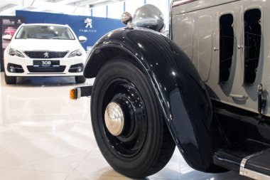 Ukrayna, Cherkasy, Mayıs 2019. Eski koleksiyon kompakt dört silindirli sedan - Peugeot 301, 1933. Modern otomobil fuarında retro araba. Ayrıntılar yakın çekim.