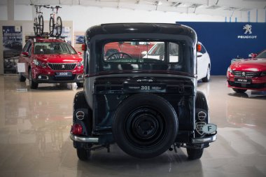 Ukrayna, Cherkasy, Mayıs 2019. Eski koleksiyon kompakt dört silindirli sedan - Peugeot 301, 1933. Modern otomobil fuarında retro araba. Detaylar yakın çekim. Arkadan görüntüle.