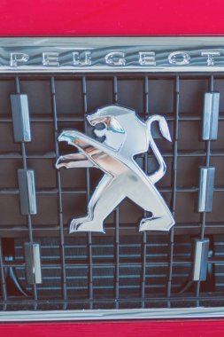 Ukrayna, Cherkasy, Mayıs 2019. Kırmızı bir arabanın kaputunda bir aslanın amblemi