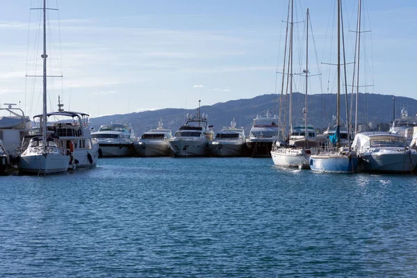 Witte dure jachten op een achtergrond van Bergen op een zonnige dag. Yacht parking in Cannes, Frankrijk. Middellandse Zee. — Stockfoto