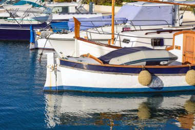 Arka planda beyaz pahalı yatlar ve eski ahşap tekneler. Fransa, Cannes 'da yat parkı. Akdeniz 'de. Yakın plan..
