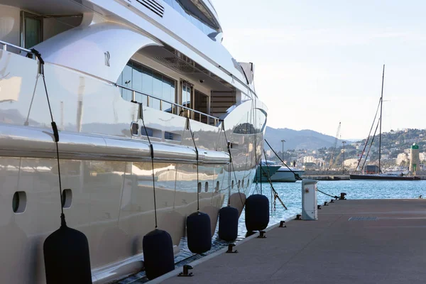 White expensive yachts on a background of mountains on a sunny day. Yacht parking in Cannes, France. Mediterranean Sea. — Stock Photo, Image
