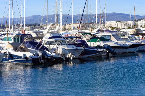 Cannes, Frankrike, 2019 mars. Vita dyra yachter på en bakgrund av berg på en solig dag. Yacht parkering i Cannes, Frankrike. Medelhavet. — Stockfoto
