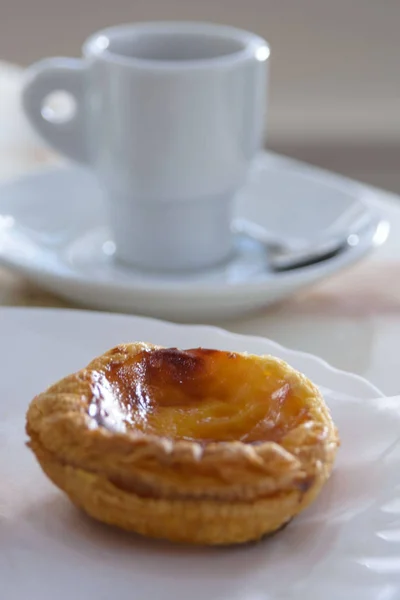 Pastel de Nata (PASTEIS DE NATA) - os famosos doces tradicionais portugueses. Uma cesta de massa folhada com creme de manteiga é a sobremesa nacional e o orgulho de Portugal. Doçura portuguesa — Fotografia de Stock