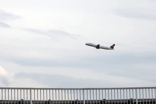 Alemanha, Frankfurt am Main, junho de 2019. Avião no céu entre as nuvens. Uma grande companhia aérea de passageiros branca Lufthansa decola antes de uma tempestade. A viagem começou . — Fotografia de Stock