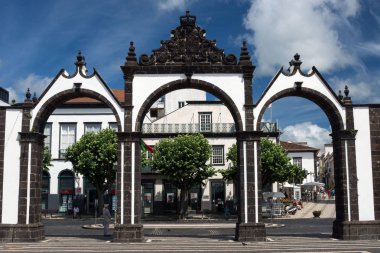 Portekiz, Ponta Delgada, Haziran 2019. San Miguel adasında Ponta Delgada ünlü şehir kapısı. Beyaz renkte üç birleşik kemer. Portas da Cidade, Azorlar'Daki en eski binadır..