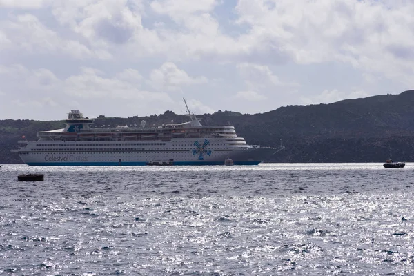 Santorini, Griekenland, april 2019. Grote witte passagiers cruise liner in de oude haven van de Griekse stad Fira. Liner op de achtergrond van bergen en de zee op een zonnige dag. Reizen. Cruises — Stockfoto