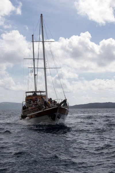 Santorin, Grèce, avril 2019. Bateau de plaisance avec mâts à la jetée dans le vieux port de Fira, Grèce, Santorin. Les touristes se préparent à aller à la jetée. Promenade maritime. Euro trip . — Photo