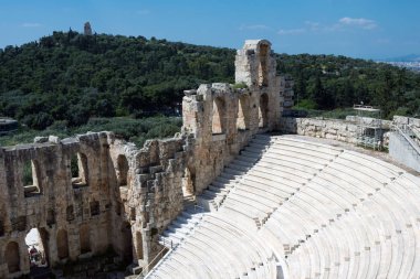 Atina, Yunanistan, Nisan 2019. Akropolis güney yamacında Herodes Atticus Odeon mermer adımları ile Antik taş tiyatro. Odeon, Athenian festivalinin ana sahnesidir..