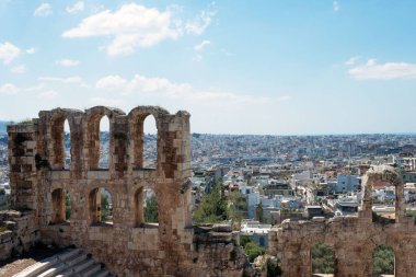 Akropolis güney yamacında Herodes Atticus Odeon mermer adımları ile Antik taş tiyatro. Atina, Yunanistan. Odeon, Athenian festivalinin ana sahnesidir..