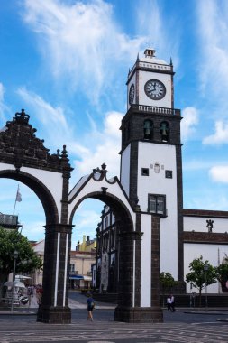 Portekiz, Ponta Delgada, Haziran 2019. St. Sebastian Kilisesi, Ponta Delgada'nın başlıca turistik yerlerinden biridir. Saatli ve çanlı kule. Azores, Sao Miguel.