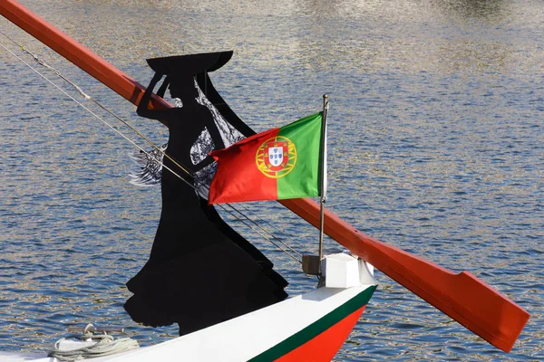 Bancario del fiume Douro. Silhouette di una donna e la bandiera del Portogallo sulla prua di una barca di legno. Piacere in barca sul fiume Douro, Porto . — Foto Stock
