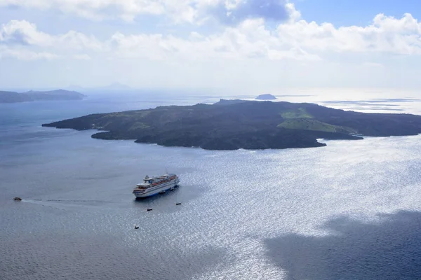 Santorini, Grecja, 2019 kwietnia. Duży biały pasażerski rejs liniowej w starym porcie greckiego miasta Fira. Liner na tle gór i morza w słoneczny dzień. Podróży. Rejsy — Zdjęcie stockowe