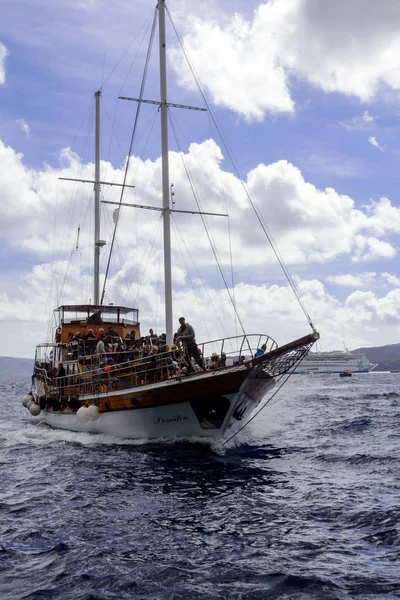 Santorin, Grèce, avril 2019. Bateau de plaisance avec mâts à la jetée dans le vieux port de Fira, Grèce, Santorin. Les touristes se préparent à aller à la jetée. Promenade maritime. Euro trip . — Photo