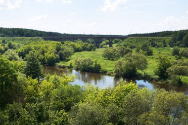 Novograd Volynsky, Ukrayna yakınlarındaki Nehir Slouch üzerinde güzel demiryolu köprüsü viyadüğü. Köprü özel bir teknolojiye göre inşa edilmiştir: çimento olmadan, tavuk yumurtası ile karışık bir çözüm ile.