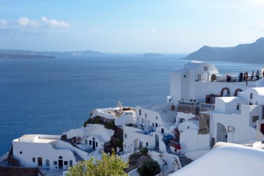 Santorini, Yunanistan, Nisan 2019. Santorini adasında bir yamaç üzerinde Beyaz geleneksel Yunan evleri. 